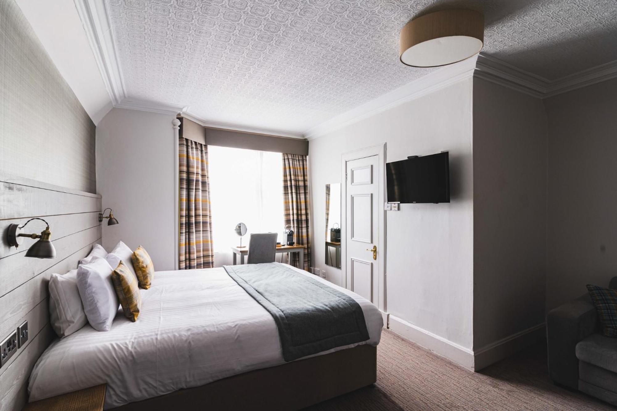 Tullie Inn Balloch Bagian luar foto