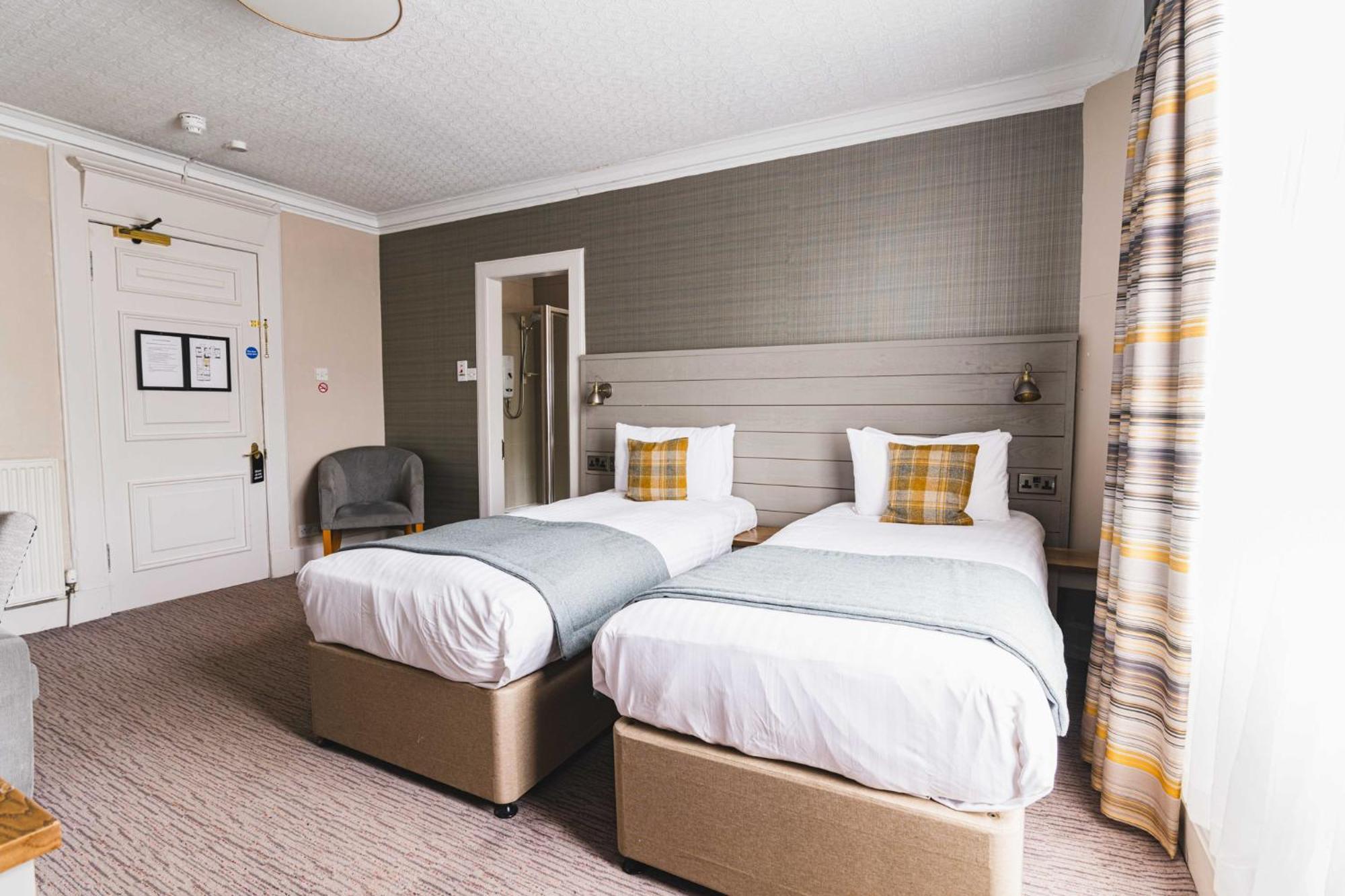 Tullie Inn Balloch Bagian luar foto