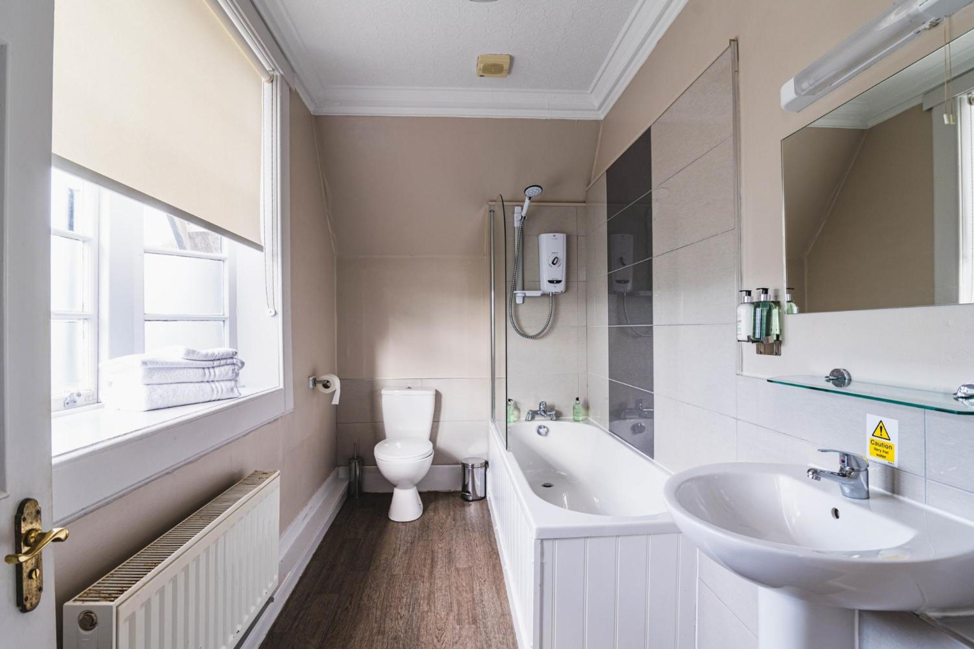 Tullie Inn Balloch Bagian luar foto